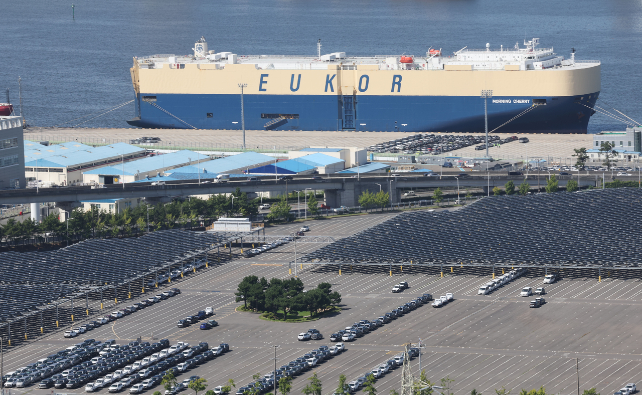 Vehicles await shipment at a yard next to the export pier at Hyundai Motor’s Ulsan plant on Monday. (Yonhap)