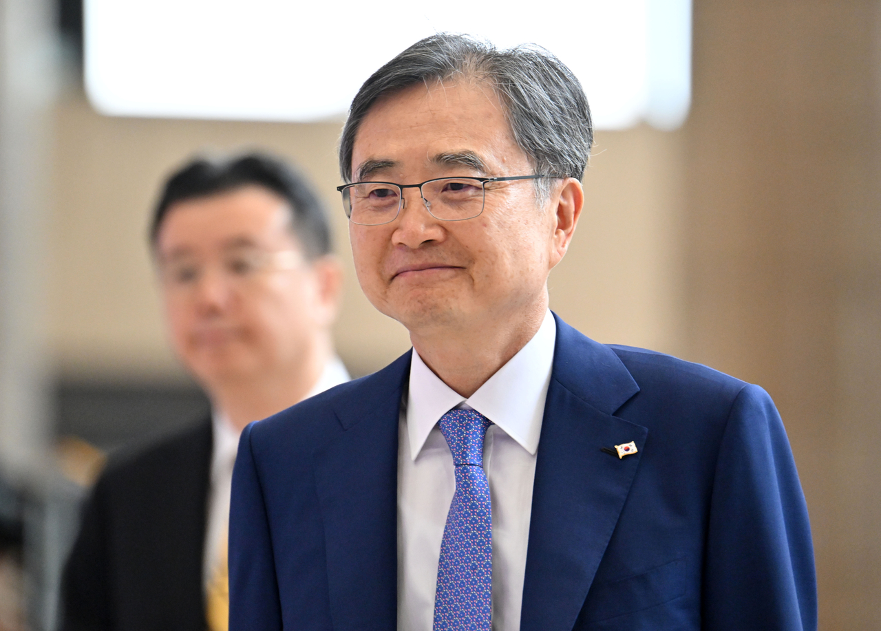 Foreign Minister Cho Hyun arrives at Gimpo International Airport to depart for Tokyo, in this photo taken on Tuesday. (Im Se-jun / The Korea Herald)