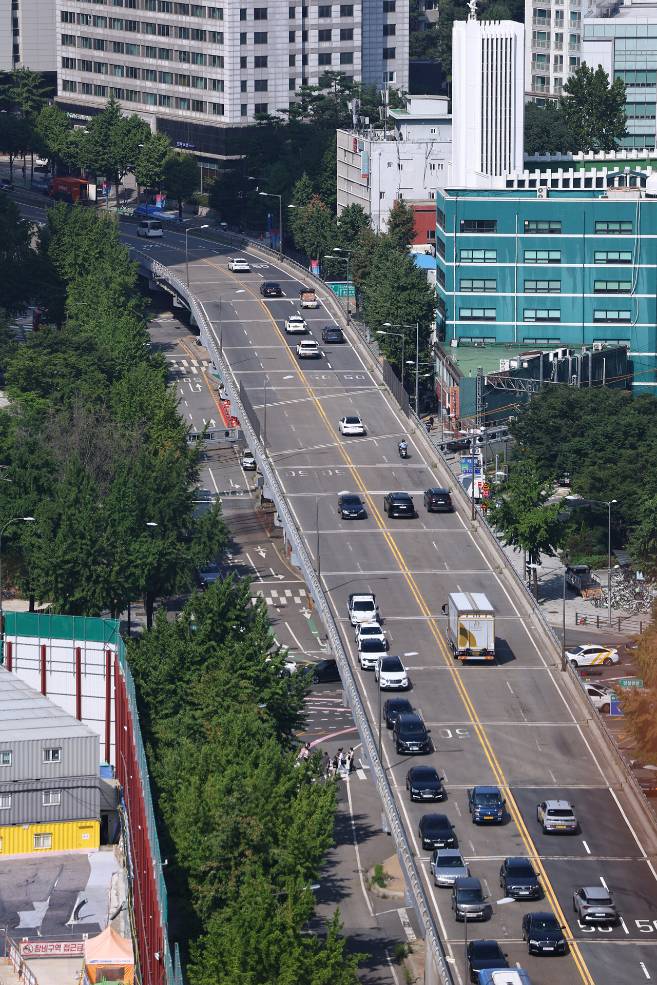Vehicles pass over the Seosomun Overpass in Jung-gu, central Seoul, Tuesday. (Yonhap)
