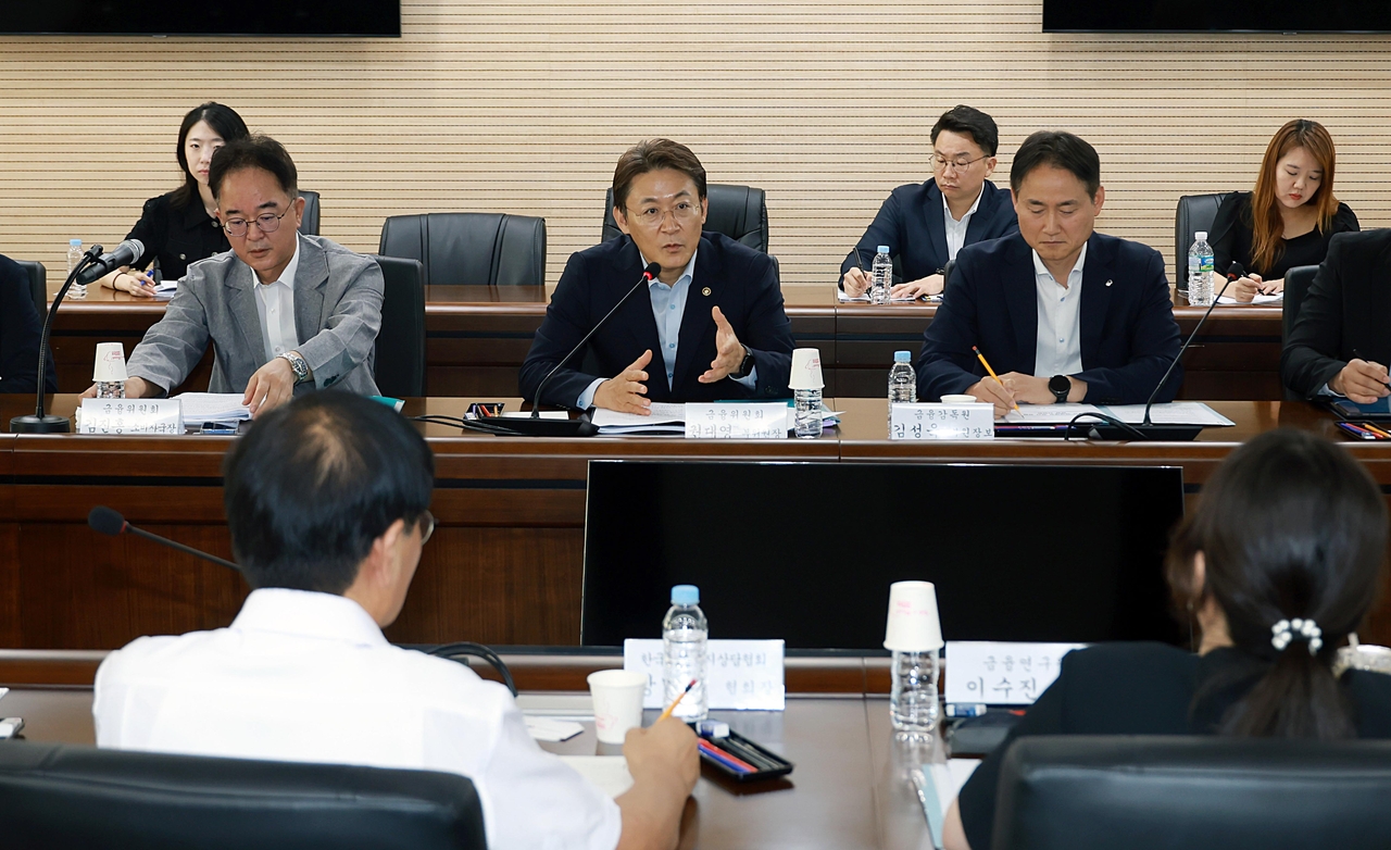 권대영(가운데) 금융위원회 부위원장이 29일 오전 서울 중구 서민금융진흥원에서 열린 개인 연체채권 관리 관련 현장 간담회에서 금융회사의 개인 연체채권 관리 개선방안에 대해 논의했다. [금융위 제공]