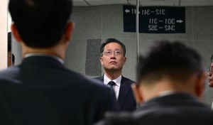 [토토사이트 슈어맨pic]엘리베이터를 기다리는 이형일 기획재정부 1차관