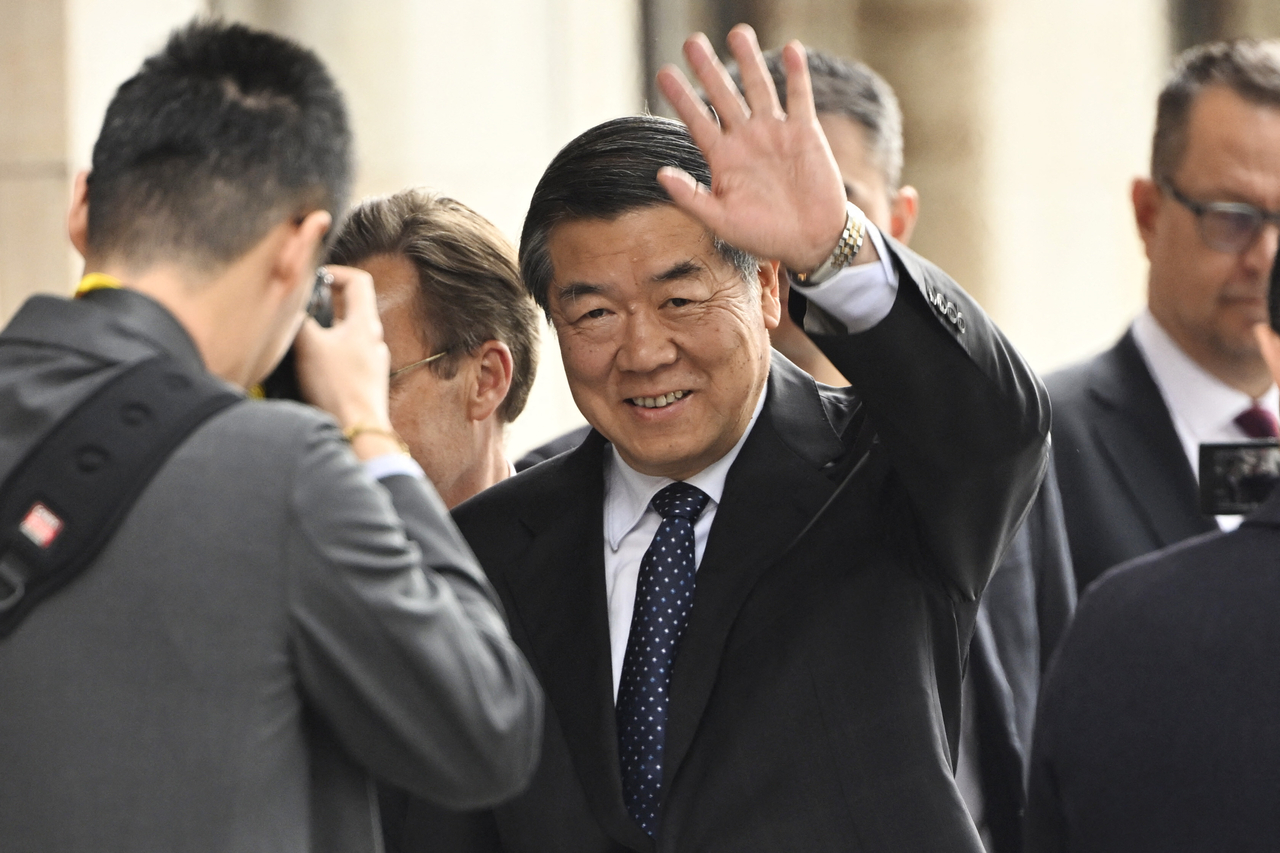 China's Vice Premier He Lifeng (center) waves as he arrives at Sweden's government seat Rosenbad in Stockholm, Sweden, Monday, ahead of the trade talks between China and the US.    AFP-Yonhap