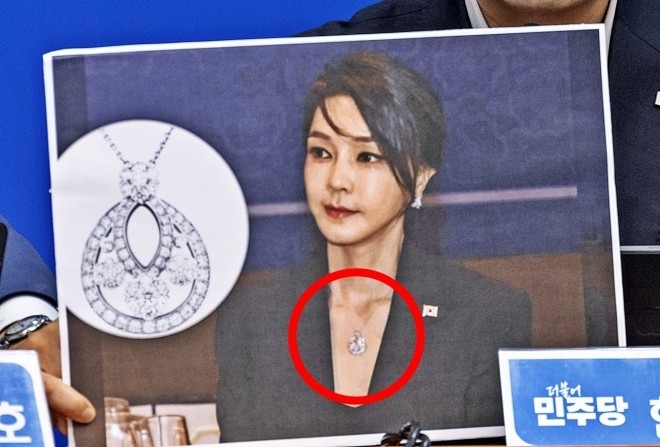 김건희 여사 ‘반클리프 목걸이’ 모조품 정황… 특검, 증거인멸 의심 수사