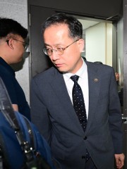 [토토사이트 슈어맨pic] 회의실을 나서는 이형일 기획재정부 1차관