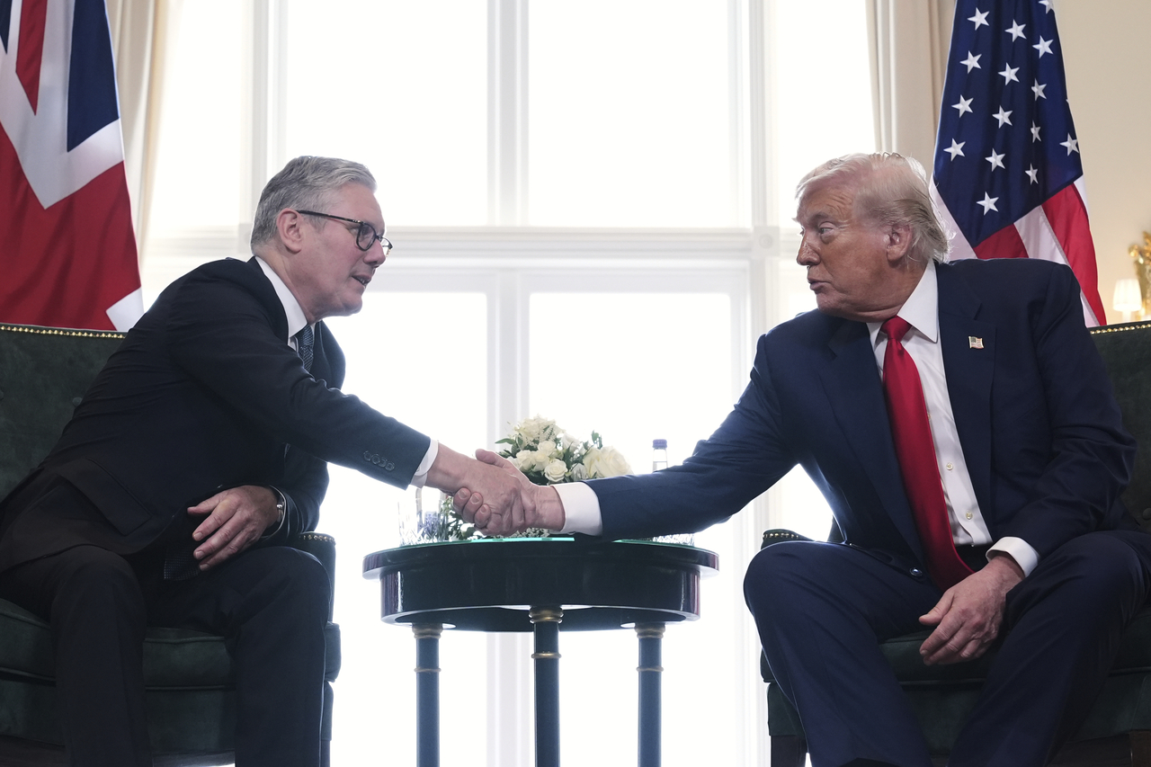 President Donald Trump (right) shakes hands with British Prime Minister Keir Starmer during a meeting at the Trump Turnberry golf course in Turnberry, Scotland, on Monday. (AP-Yonhap)
