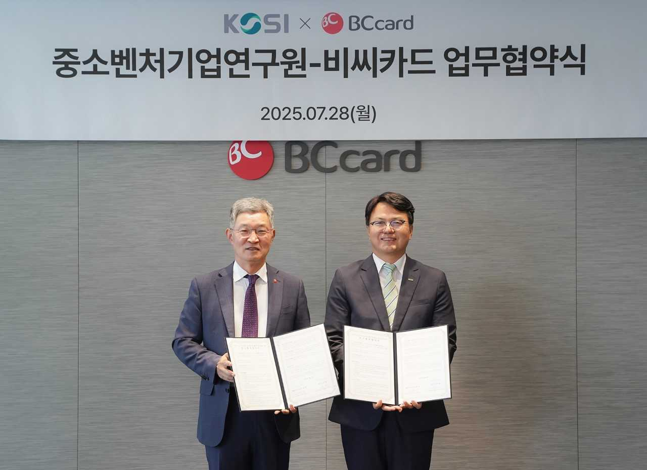 서울 을지로 BC카드 본사에서 최원석(왼쪽) BC카드 사장과 조주현 중소벤처기업연구원장이 업무협약 체결했다.  [BC카드 제공]
