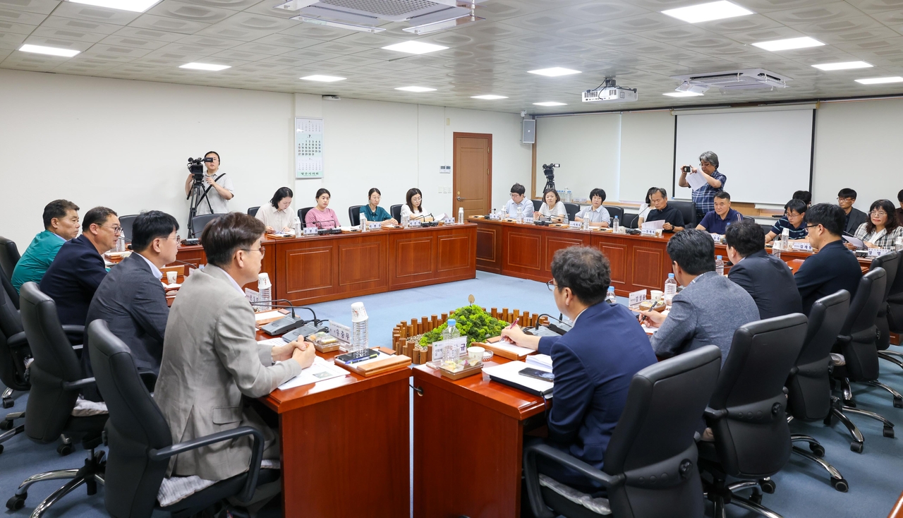 영주시의회 납폐기물 재생공장 대책 특별위원회가 납폐기물 공장 관련 제2차 공개토론회를 열고 향후 법적·행정적 대응 방안을 논의했다.[영주시의회제공]