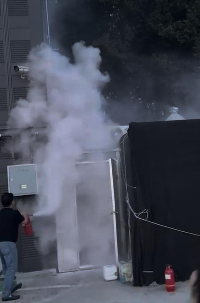 Firefighter Gwon Chan-ju extinguishes the fire at a restaurant in Yangju, Gyeonggi Province, Saturday. (Yonhap)