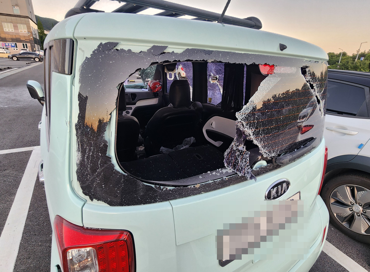 This photo, taken Monday, shows the car a man attempted to flee in after stabbing a woman in a parking lot in Ulsan. Citizens at the scene apprehended the man by blocking the vehicle and smashing its windows. (Yonhap)