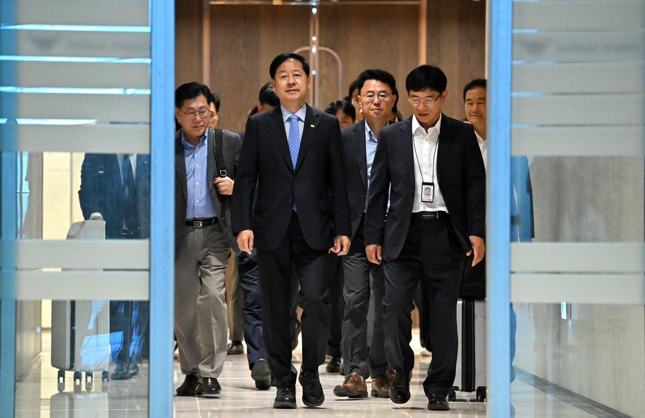구윤철(가운데) 경제부총리 겸 기획재정부 장관이 29일 오전 한미 관세협상을 위해 인천국제공항 제2터미널에서 미국 워싱턴 D.C.로 출국하고 있다. 구 부총리는 오는 31일(현지시간) 워싱턴 D.C.에서 도널드 트럼프 미국 대통령 및 스콧 베센트 미국 재무장관과 면담하고 미국의 상호관세와 통상 현안과 관련한 사항을 논의할 예정이다.  영종도=임세준 기자