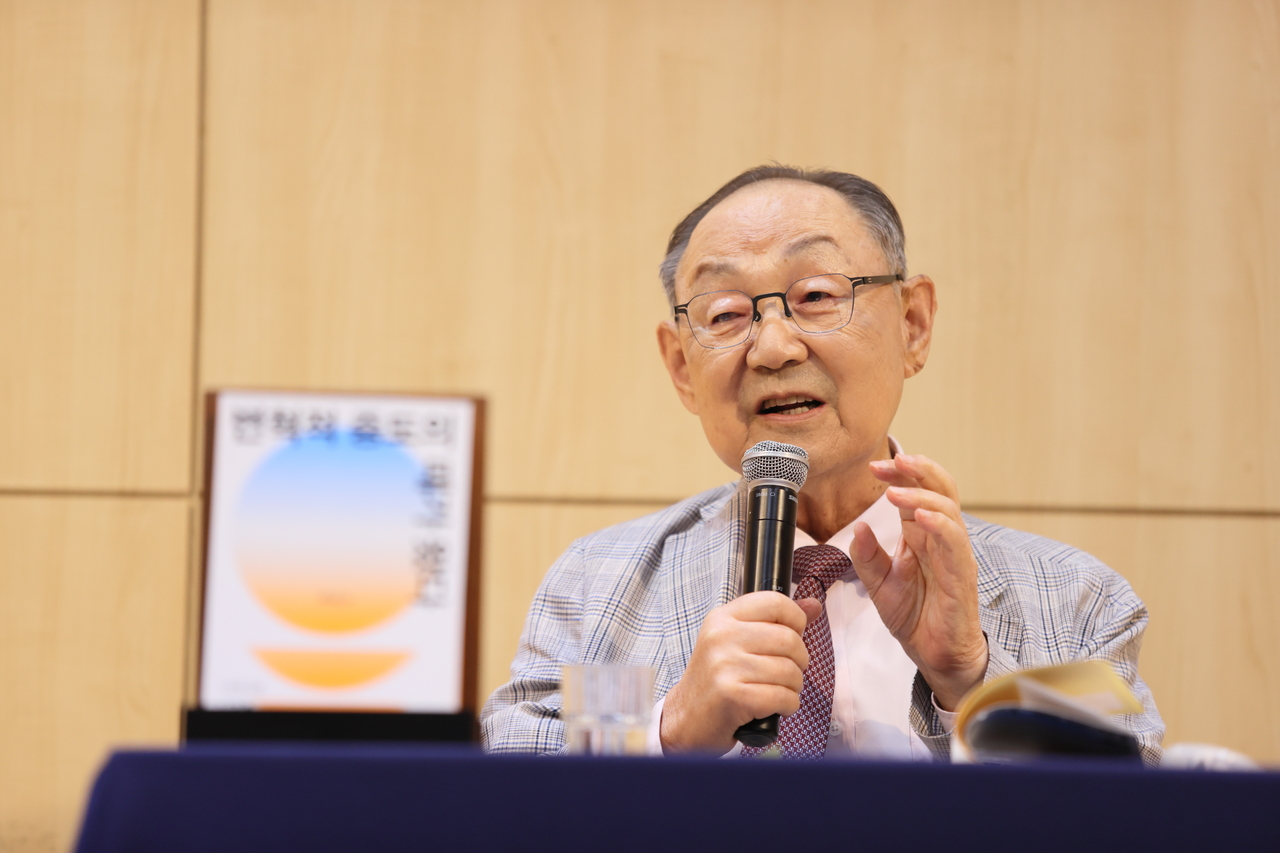 백낙청 서울대 명예교수가 29일 서울 마포구 창비서교빌딩에서 열린 ‘스포츠토토 중도의 때가 왔다’ 출간 기자간담회에서 발언하고 있다. [창비]