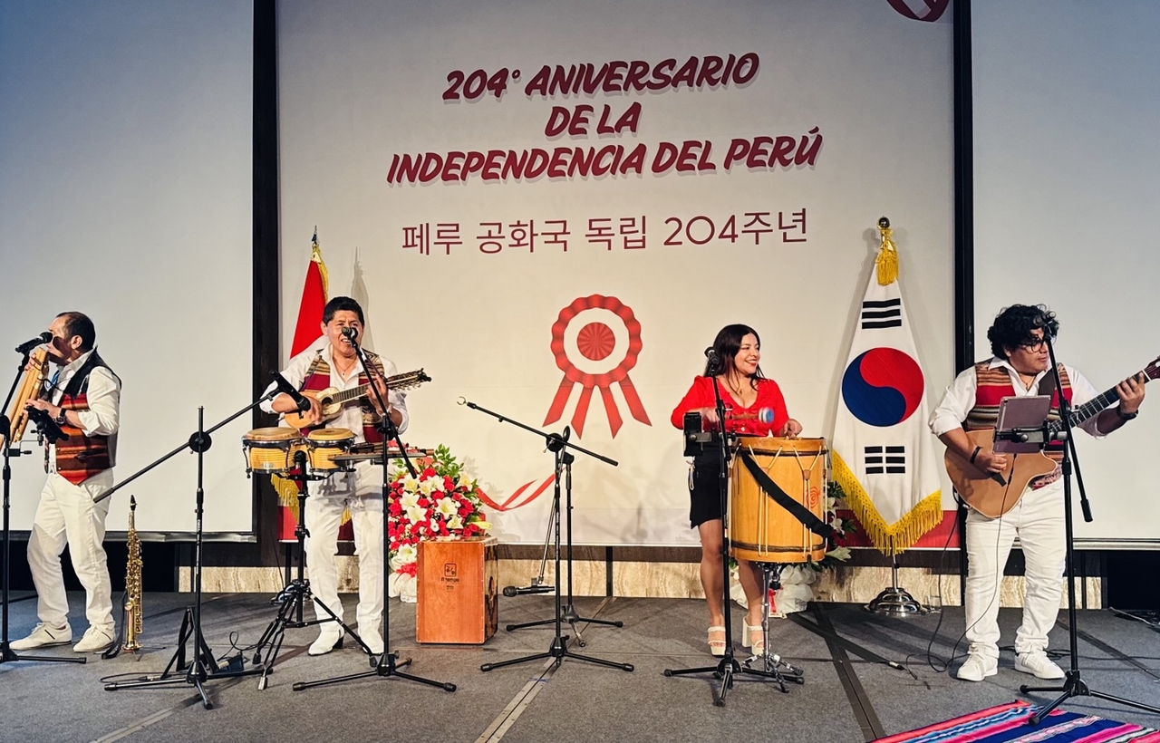 Artists perform Peruvian music during Peru's Independence Day at Four Seasons Hotel at Jongno-gu in Seoul on Tuesday. (Sanjay Kumar/ The Korea Herald)
