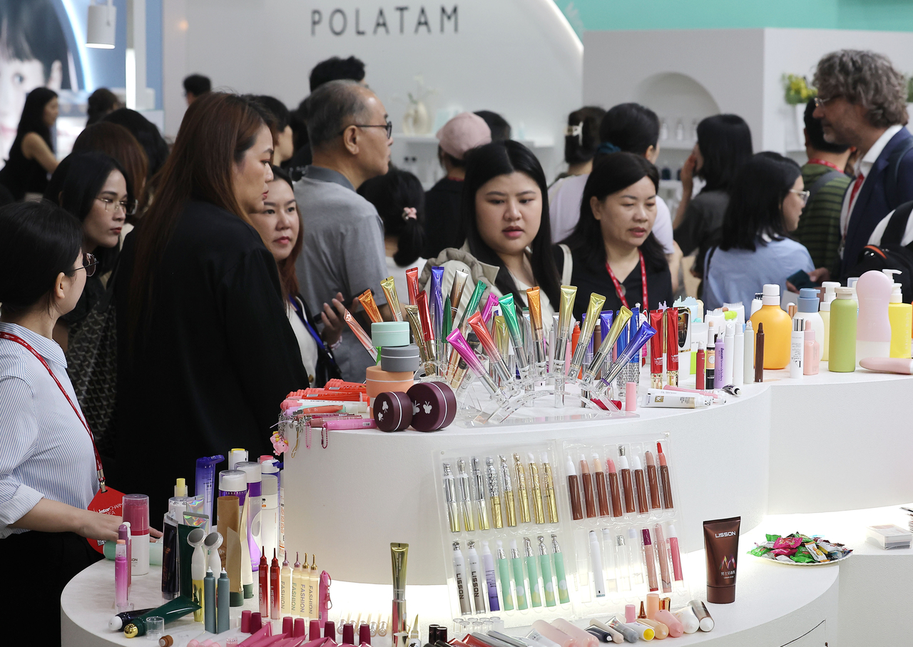 지난 7월 2일 서울 강남구 코엑스에서 열린 인터참코리아를 찾은 외국인들이 참가 부스를 살펴보고 있다. [연합]