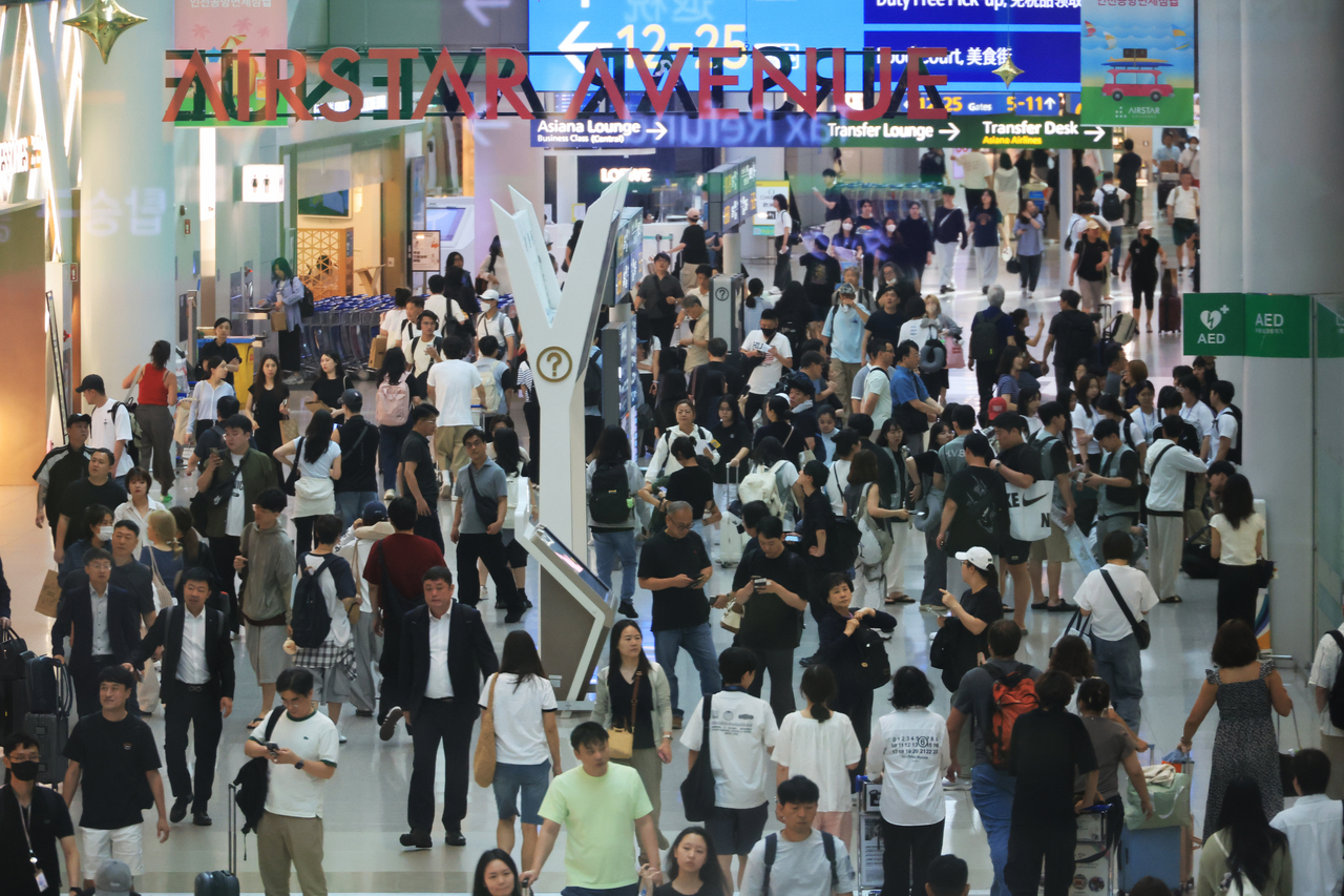 본격적인 여름휴가철에 접어든 23일 인천국제공항 해외 토토사이트 운영이 해외로 떠나는 여행객 등으로 붐비고 있다. <연합뉴스>
