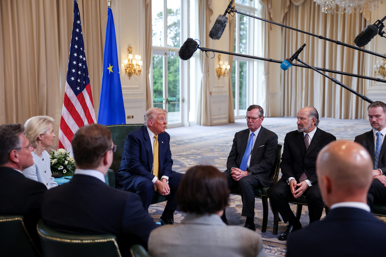 US President Donald Trump, Commerce Secretary Howard Lutnick and Trade Representative Jamieson Greer meet with European Commission President Ursula von der Leyen, in Turnberry, Scotland, on Sunday. (Reuters-Yonhap)