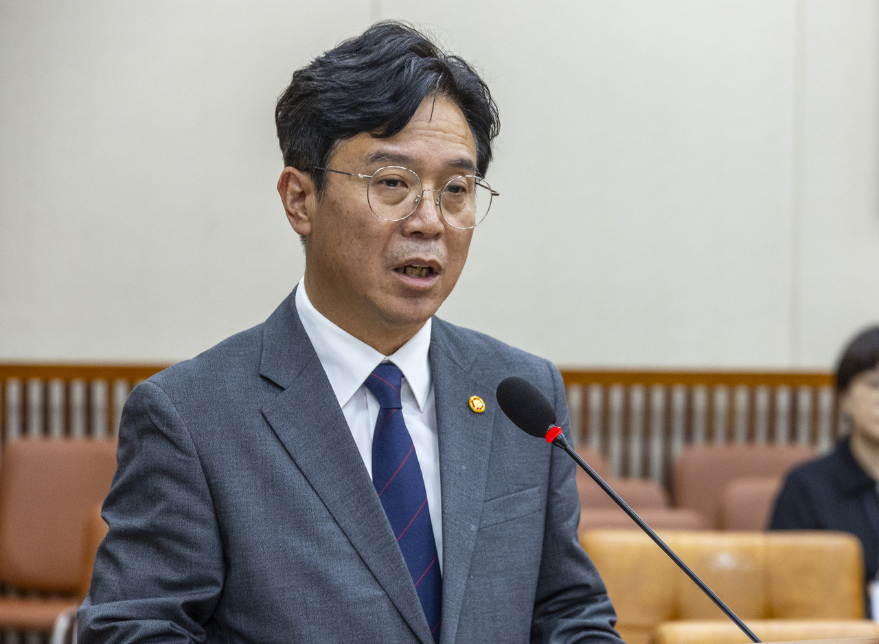 김영훈 고용노동부 장관이 28일 윤석열 전 대통령이 거부권(재의요구권)을 행사했던 ‘노란봉투법’(노조법 2·3조 개정안)이 국회 환경노동위원회에서 통과된 뒤 인사말을 하고 있다.  이날 노조법  2·3조 개정안은 이날 소위를 통과한 뒤 환노위 전체회의에서 국민의힘 의원들이 퇴장한 가운데 처리됐다. [연합]