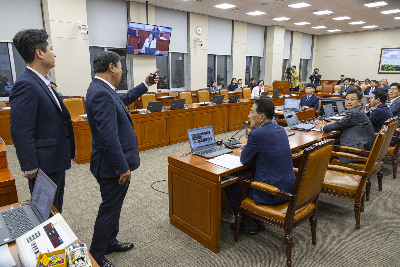 국회 환경노동위원회 국민의힘 의원들이 28일 윤석열 전 대통령이 거부권(재의요구권)을 행사했던 ‘노란봉투법’(노조법 2·3조 개정안)이 국회 환경노동위원회에 상정되자 강한 유감을 표현한 뒤 회의장에서 퇴장하다 진보당 정혜경 의원과 설전을 벌이고 있다. [연합]