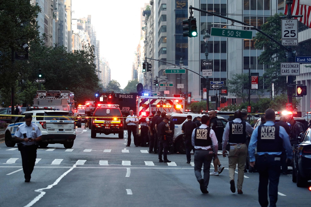 Police officers and emergency vehicles are seen in a street as police respond to a shooting incident in the Midtown Manhattan neighborhood of New York, Monday. (AFP-Yonhap)