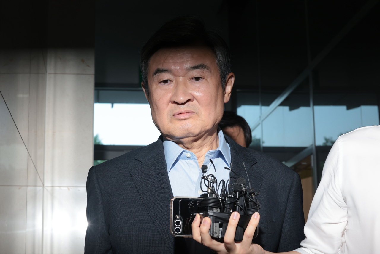 Former National Intelligence Service Director Cho Tae-yong arrives at the Special Prosecution Office in Seocho-gu, Seoul, on Tuesday to face questioning as a suspect over allegations of abuse of power. (Yonhap)