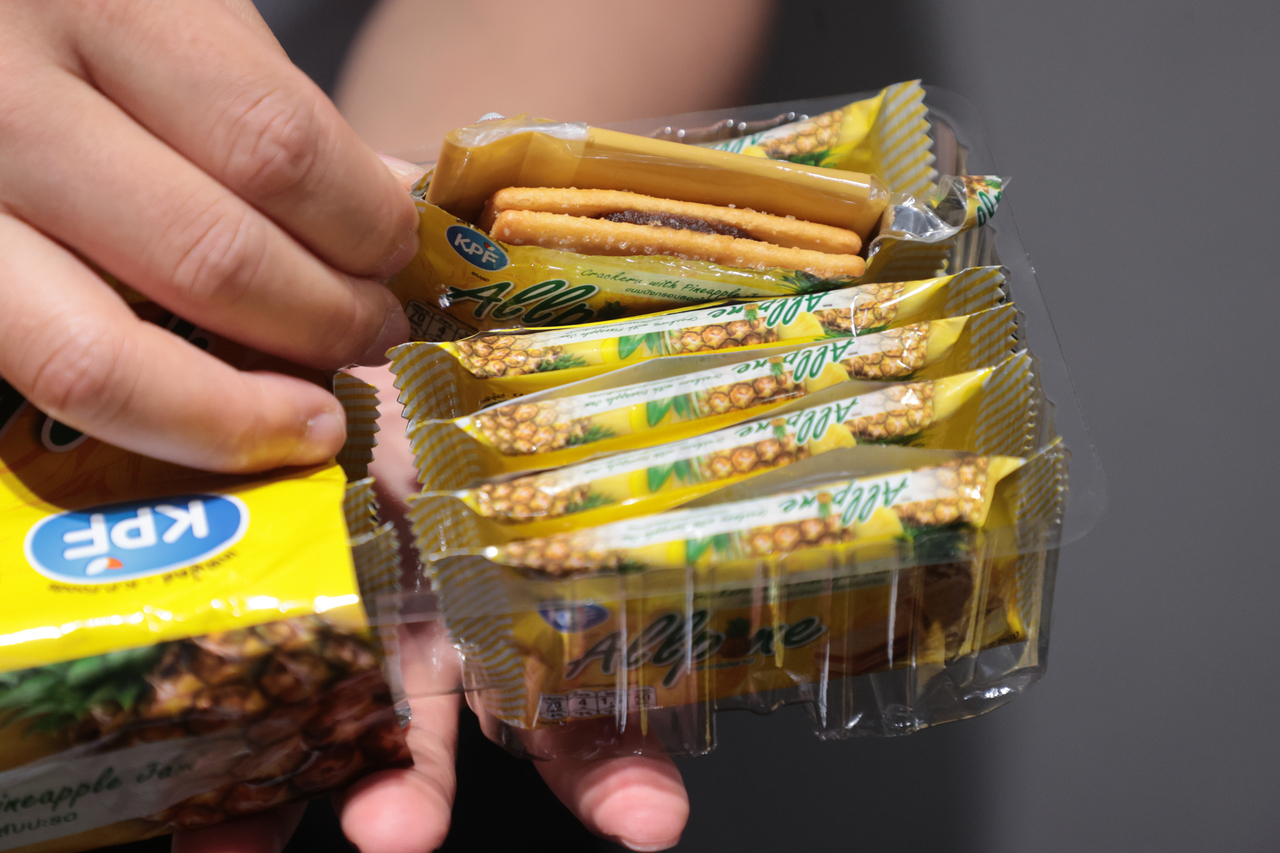 A customs official displays a snack package used to conceal narcotics during a press conference in Seoul on Tuesday. (Yonhap)