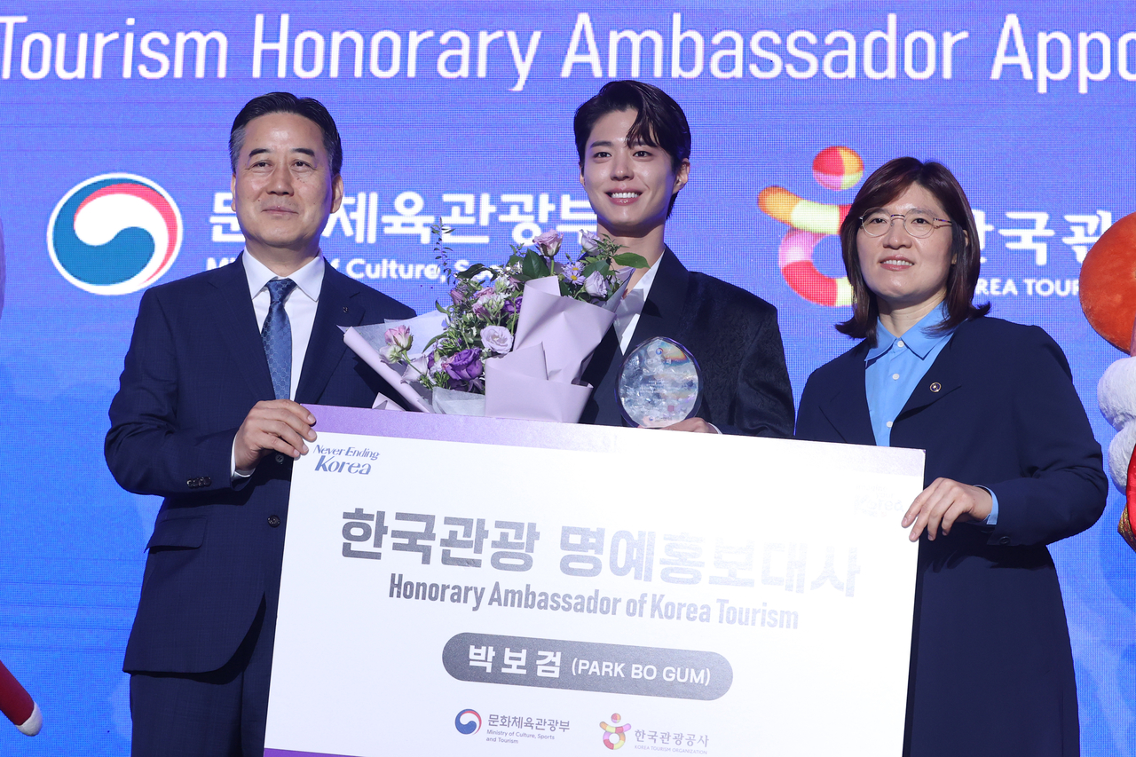 Park Bo-gum (center) poses for a photo with Second Vice Culture, Sports and Tourism Minister Jang Mi-ran (right) and Seo Young-choong, acting president of the Korea Tourism Organization, during a ceremony in Seoul on Tuesday, to mark his appointment as an honorary ambassador to promote visits to South Korea. (Yonhap)