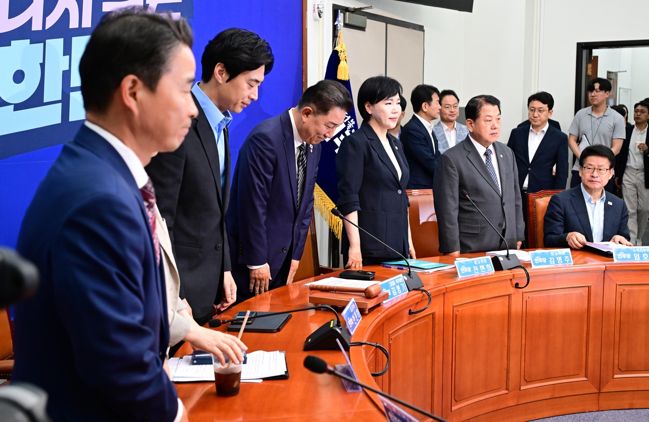 김병기 더불어민주당대표 직무대행 겸 원내대표가 30일 오전 서울 여의도 국회에서 열린 최고위원회의에 참석해 인사하고 있다. 이상섭 기자