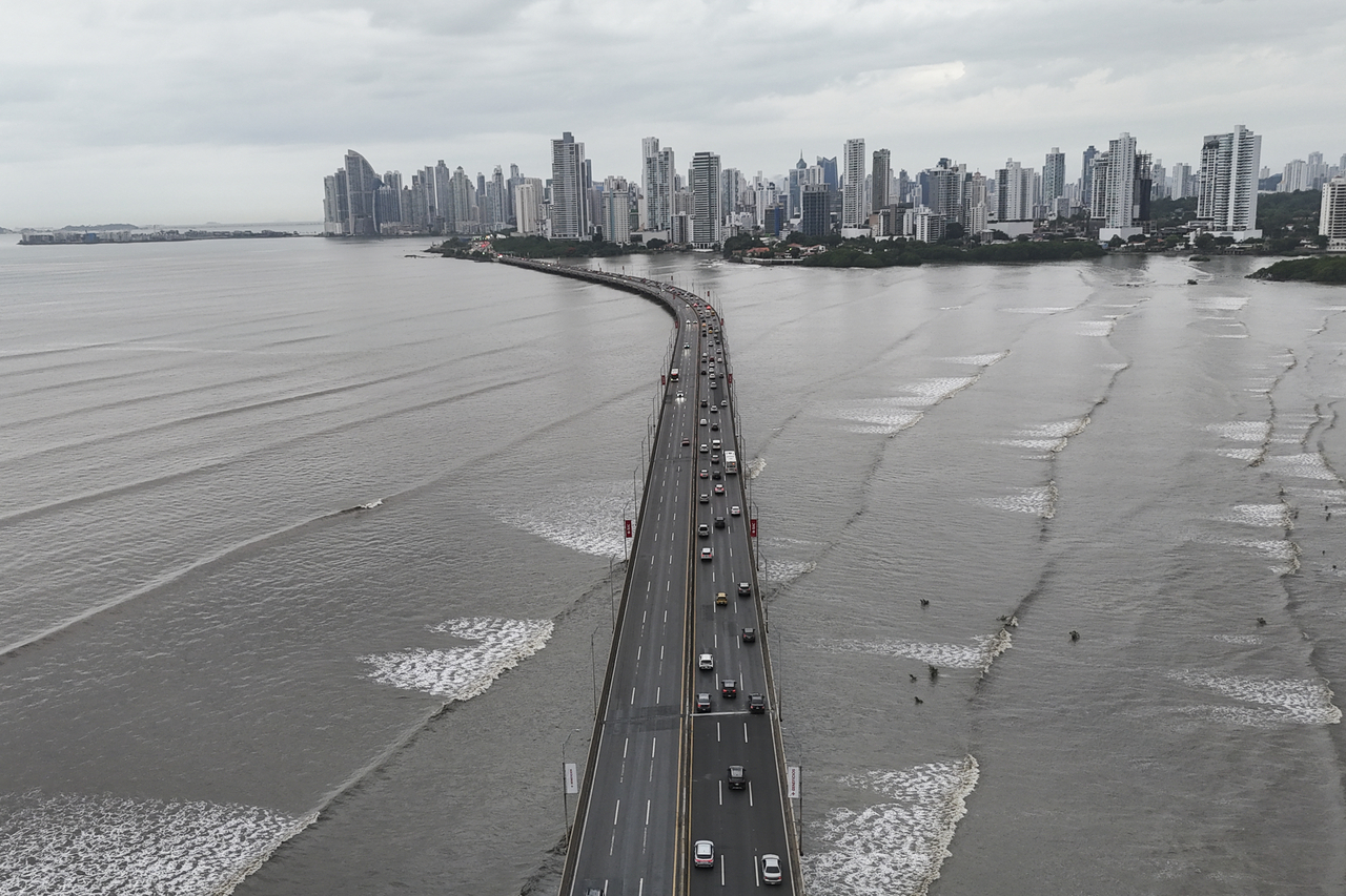 Cars are at a standstill along the Pan-American Highway in Panama City, Wednesday, following a tsunami warning after a powerful earthquake struck off the coast of Russia early Wednesday. (AP-Yonhap)