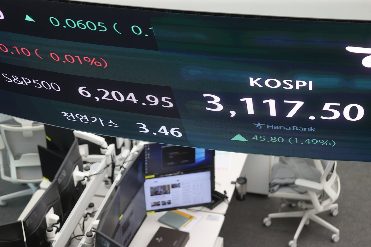 An electronic board at the Hana Bank dealing room in central Seoul. (Yonhap)