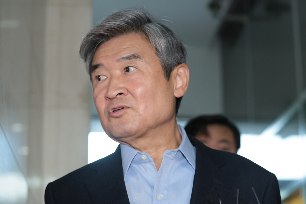 Cho Tae-yong appears at special counsel Lee Myeong-hyeon's office in southern Seoul on Tuesday to be questioned as a suspect over allegations of government interference in an initial probe into the death of a Marine in 2023. (Yonhap)