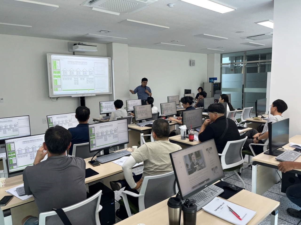 29일 봉화군이 농업기술센터 미래농업교육관 컴퓨터실에서  임대형 스마트팜 입주농업인 20명을 대상으로 스마트팜 복합환경제어 프로그램 교육을 실시했다 [봉화군 제공]