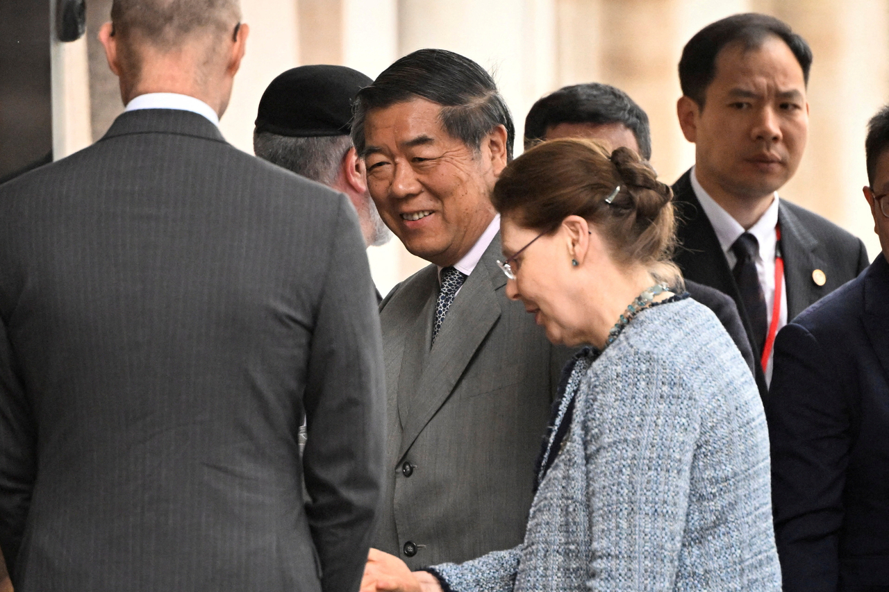 Chinese Vice Premier He Lifeng arrives at Rosenbad, ahead of the second day of trade talks between the U.S. and China in Stockholm, Sweden, Tuesday.  Reuters-Yonhap