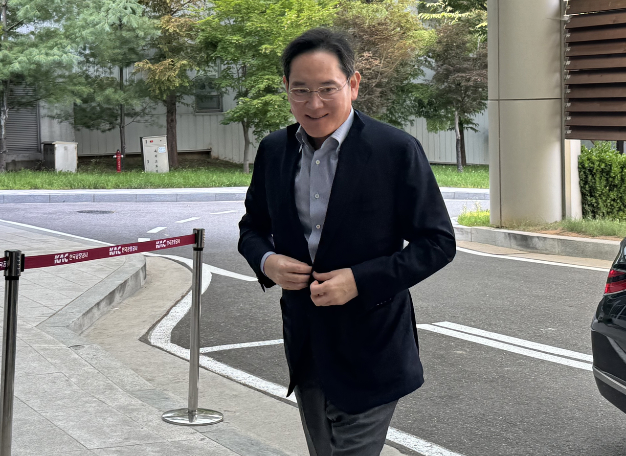 이재용 sprit 토토사이트 회장이 29일 서울 강서구 서울김포비즈니스항공센터(SGBAC)를 통해 워싱턴으로 출국하고 있다. [연합]