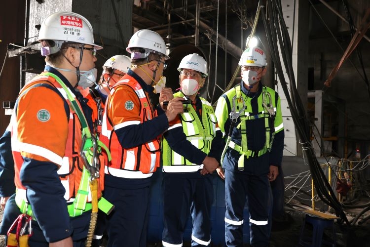 Posco Chairman Chang In-hwa inspects a steel mill in Pohang, North Gyeongsang Province, in March. (Posco Holdings)