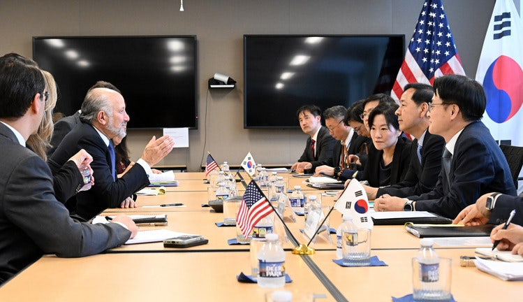 South Korean Deputy Prime Minister and Finance Minister Koo Yun-cheol (second from right) holds trade talks with US Commerce Secretary Howard Lutnick (third from left) at the US Department of Commerce in Washington, Tuesday. (Ministry of Economy and Finance)