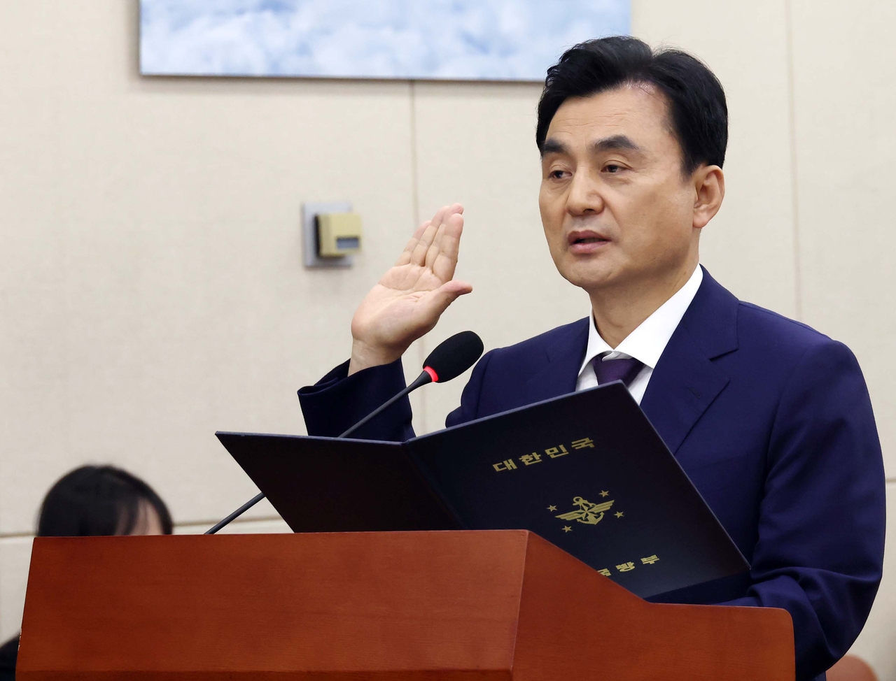 South Korea's Defense Minister Ahn Gyu-back swears an oath ahead of his parliamentary confirmation hearing held at the National Assembly in Seoul on July 15. (Lee Sang-sub / The Korea Herald)