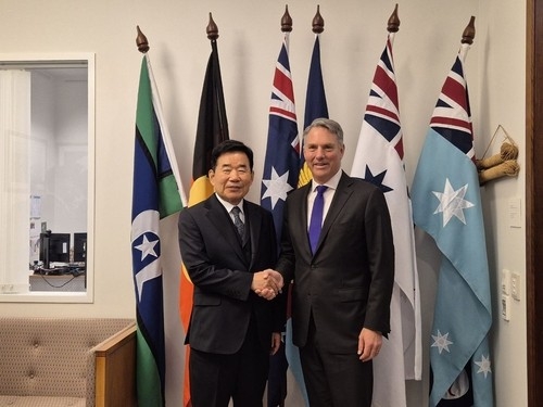 Special presidential envoy Kim Jin-pyo (left) poses with Australian Deputy Prime Minister and Defense Minister Richard Marles during their meeting in Canberra, Australia, on Wednesday. (Ministry of Foreign Affairs)
