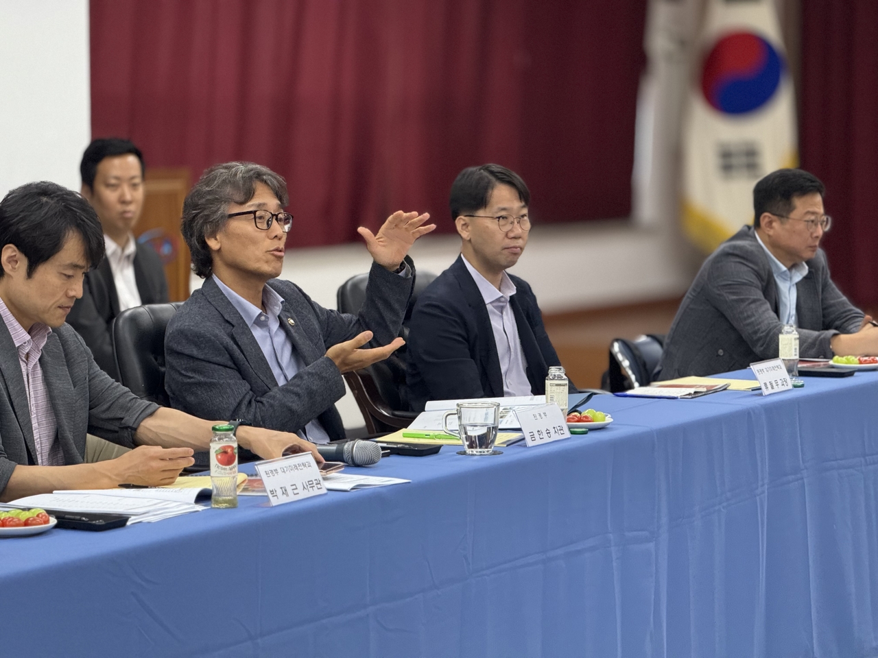 금한승 환경부 차관이 30일 서울 마포구에 위치한 시내버스 운수업체인 다모아자동차를 방문해 전기버스 제작사, 운수사, 충전사 등 업계 대표들과 간담회를 하고 있다.[환경부 제공]