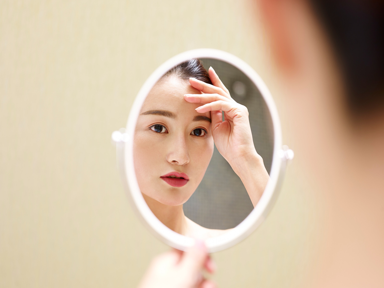 여름에는 피지 분비가 늘어나 골드문 토토사이트 추천 등의 피부 질환이 생기기 쉽다. [123RF]