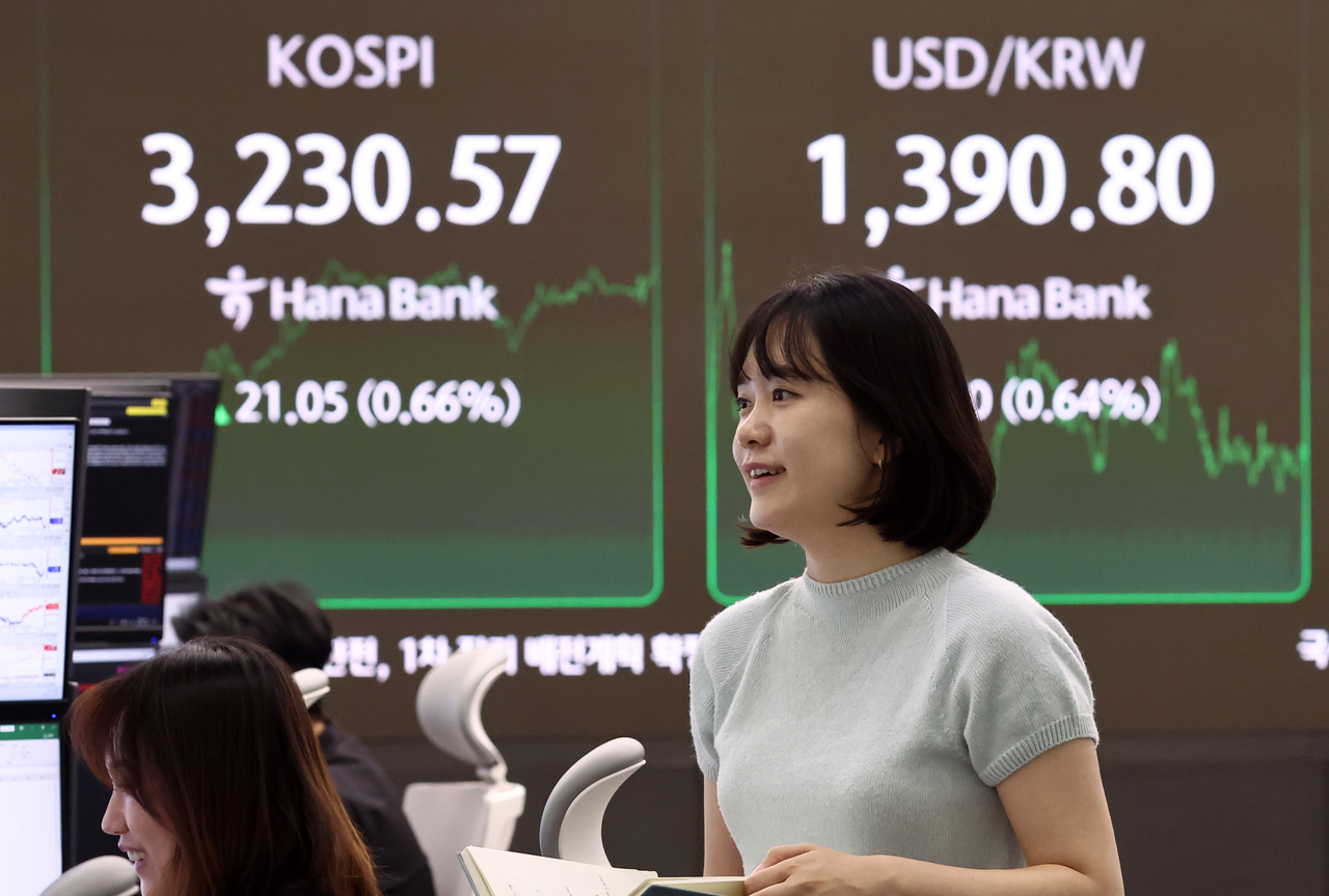코스피가 전장보다 21.05포인트(0.66%) 오른 3230.57에 장을 종료한 29일 서울 하나은행 본점 딜링룸에서 딜러들이 업무를 보고 있다. 이날 코스피는 닷새 연속 올라 3230대로 올라서며 4년 만에 최고치를 기록했다. [연합]