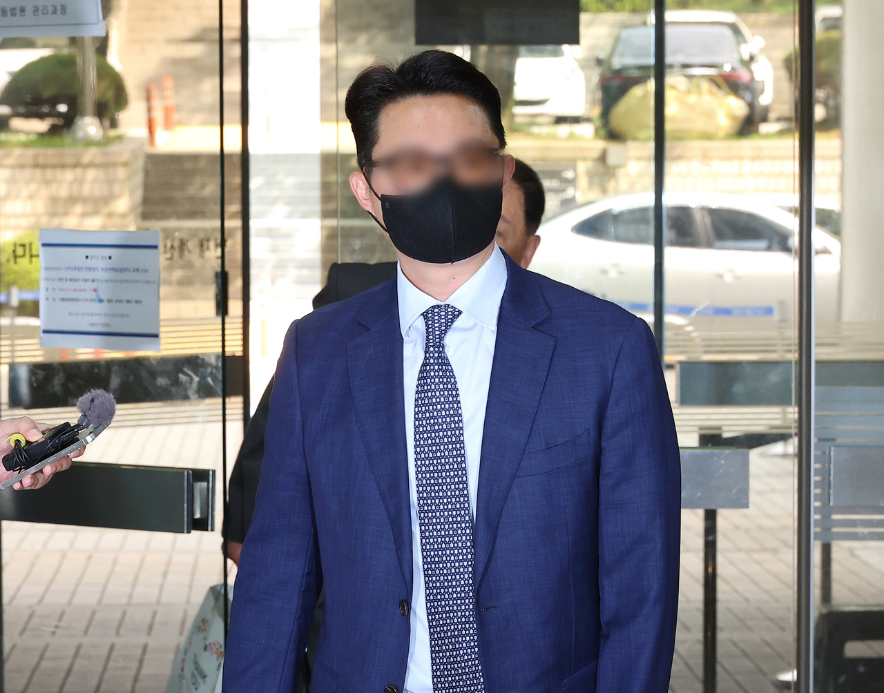 ‘건진법사 청탁 의혹’의 핵심 인물인 토토사이트 forever 전 세계본부장 윤모 씨가 30일 영장실질심사를 위해 서울중앙지법에 출석하고 있다. [연합]