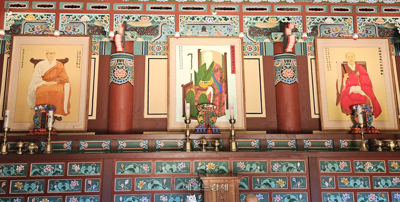 조사전 내부 (왼쪽부터) 동곡당일타대종사, 혜철국사, 법전대종사의 진영