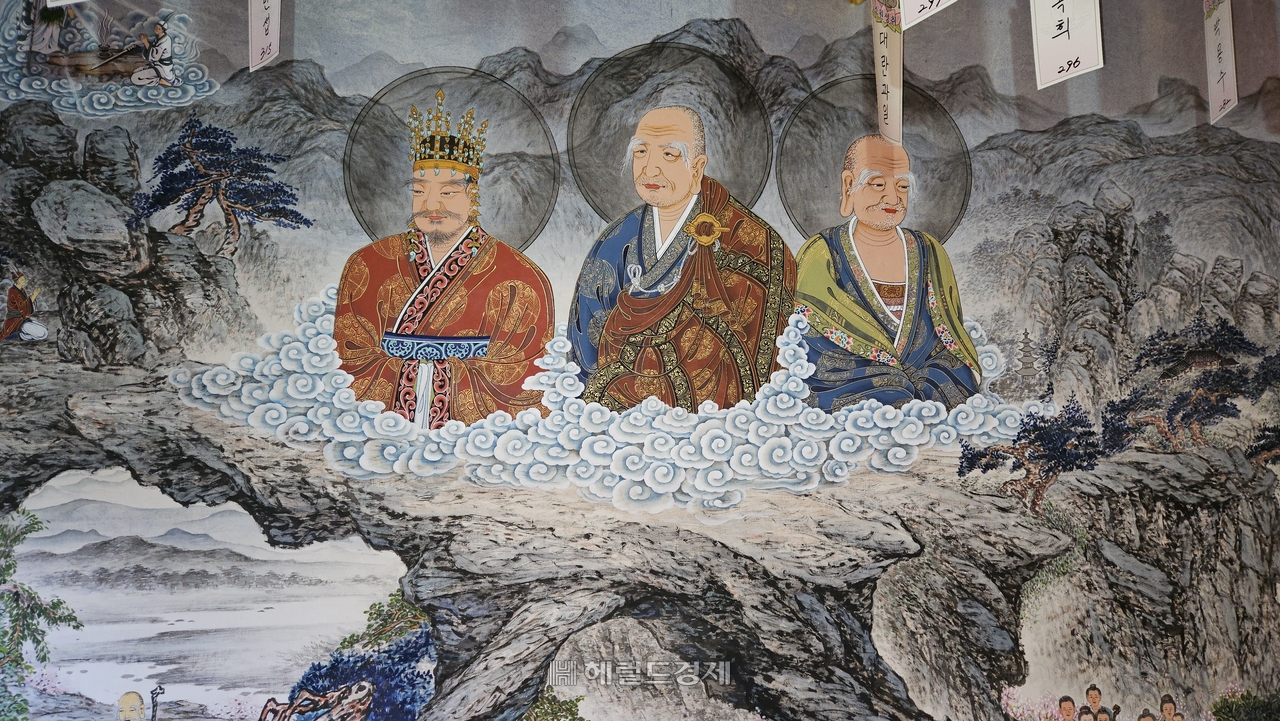 중암암 대웅전 내부 벽화. (왼쪽부터) 김유신 장군, 원효대사, 심지왕사