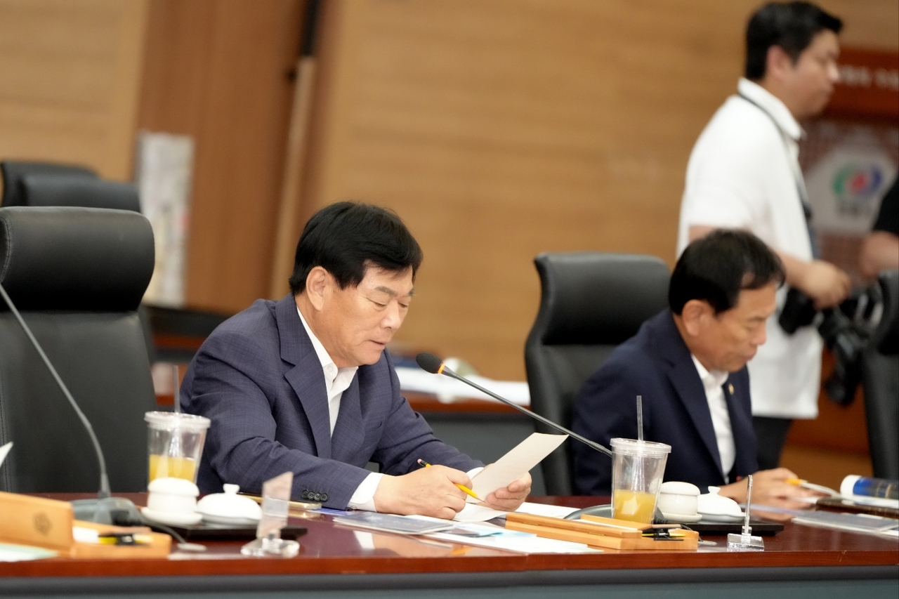 김병기 영주시의회의장이 영주시원축제  관련 홍보 설명을 하고 있다[영주시 의회제공]