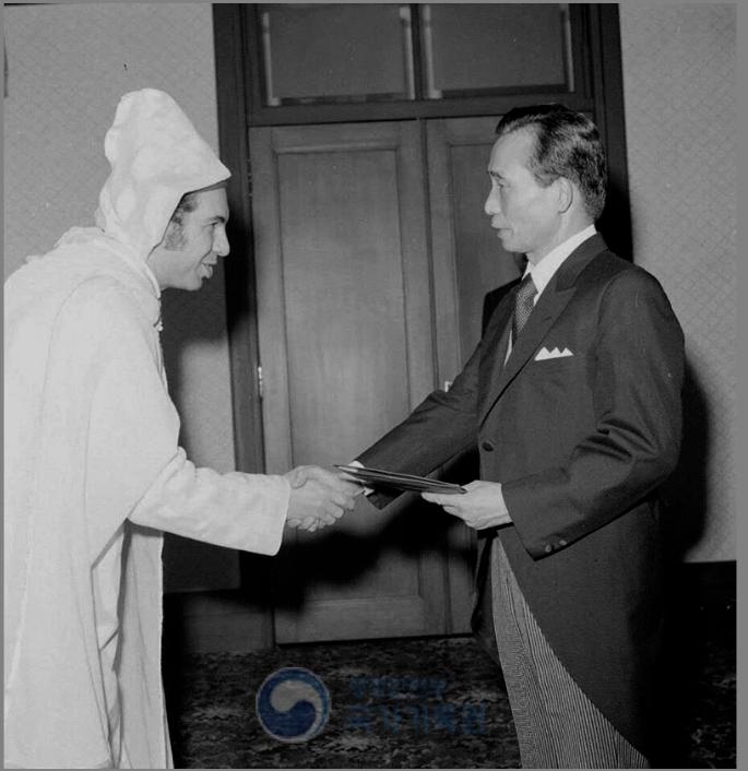 A photo showcasing second Moroccan Ambassador to Korea Abdeslam Tadlaoui(left) presenting his credentials to Former President Park Chung-hee on January 30, 1975. Tadlaoui served as Moroccan envoy to Korea from August 23, 194 to October 1, 1985. (National Archives of Korea)