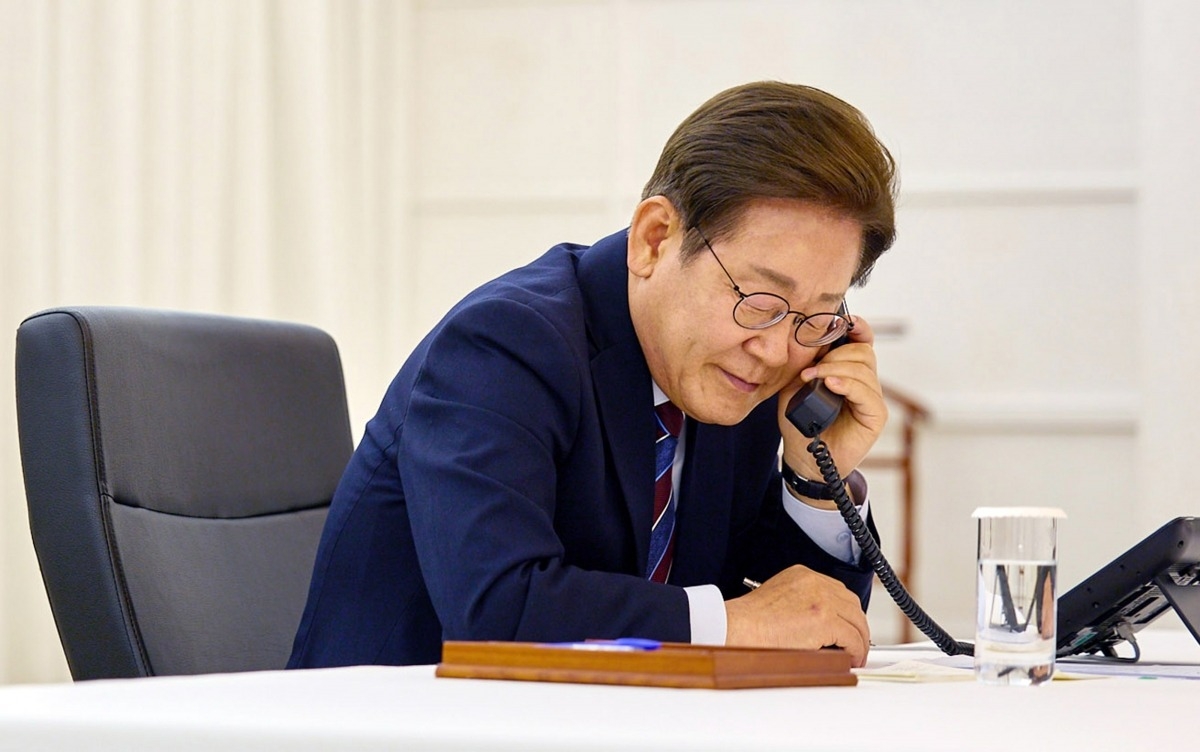 President Lee Jae-myung speaks on the phone with U.S. President Donald Trump at the presidential residence in Hannam-dong, central Seoul, on June 6. (Office of the President of South Korea)