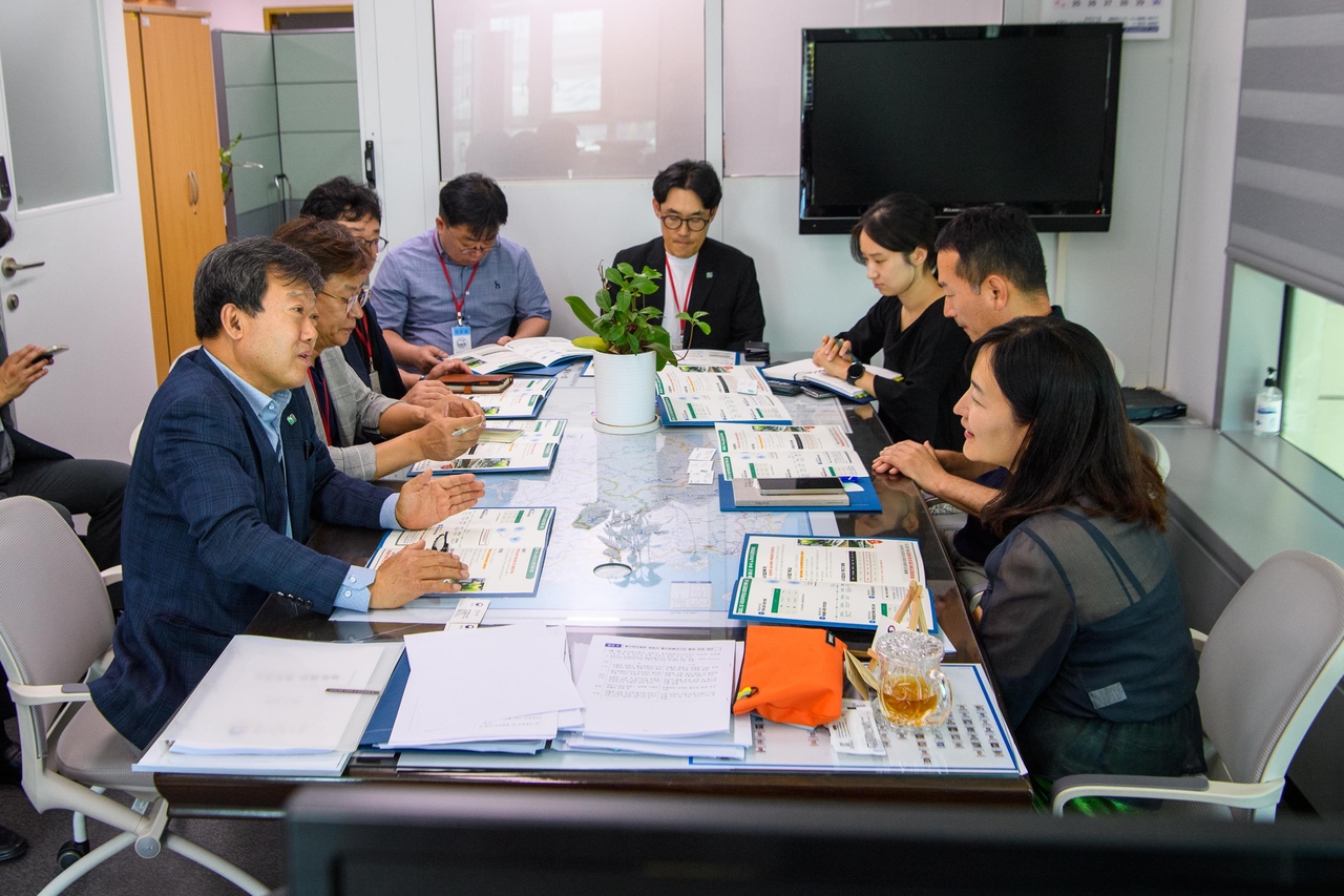 남한권 군수가 환경부를 방문해 노후상수도관망 정비사업등을 설명하고 있다[울릉군 제공]