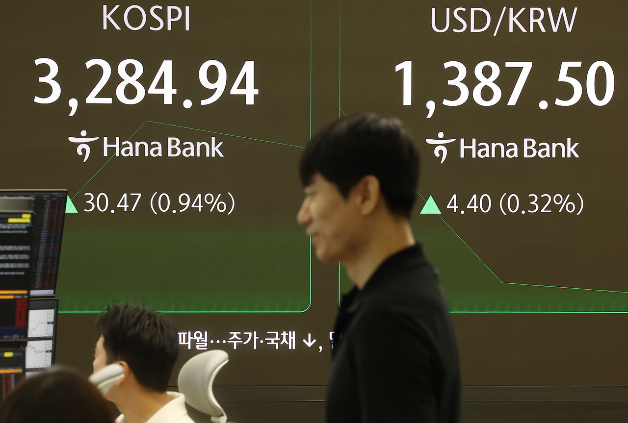 An electronic board showing the Korea Composite Stock Price Index at a dealing room of the Hana Bank headquarters in Seoul on Thursday. (Yonhap)