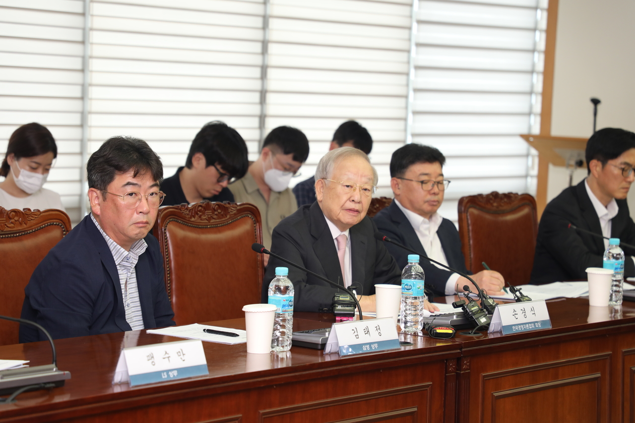 손경식(가운데) 경총 회장이 31일 서울 마포구 경총회관에서 노조법 개정안 관련 긴급 기자회견에서 발언하고 있다. [경총 제공]