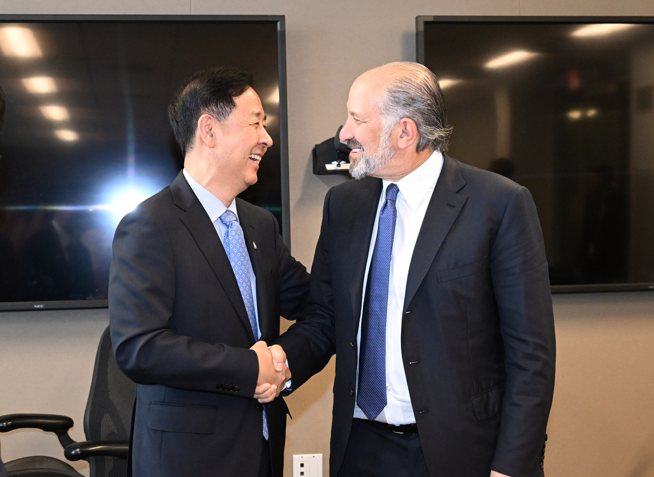 South Korean Finance Minister Koo Yun-cheol, left, shakes hands with US Secretary of Commerce Howard Lutnick ahead of a meeting in Washington, in this photo taken on Tuesday, US time. (Ministry of Economy and Finance)