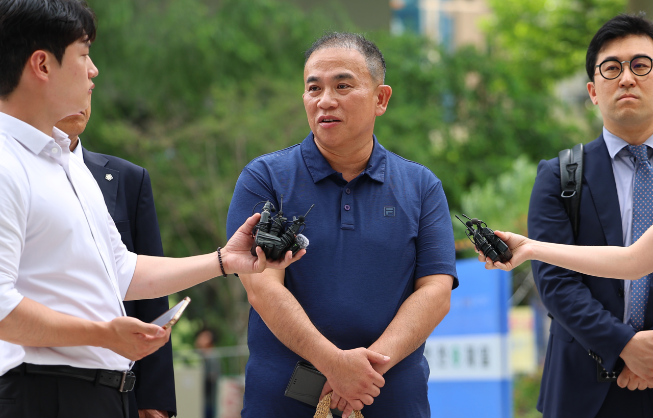 Self-proclaimed power broker Myung Tae-kyun (center) arrives at the office of a special counsel team investigating corruption allegations surrounding former first lady Kim Keon Hee in central Seoul on Thursday. (Yonhap)